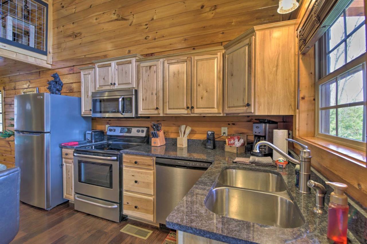Gatlinburg Cabin With Pool Table And Hot Tub! Exterior photo